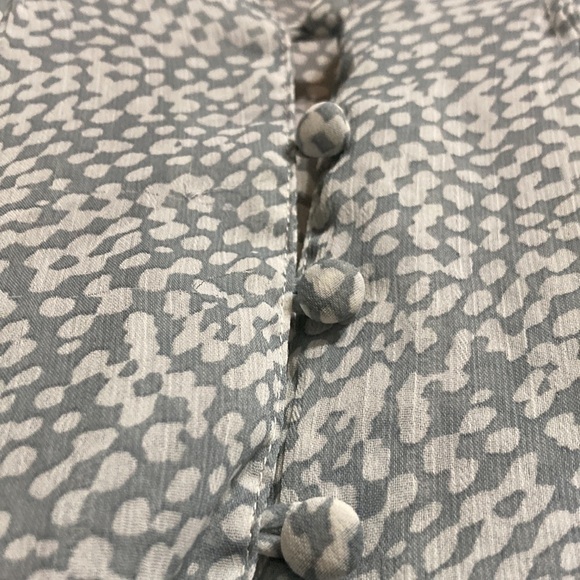 Elegant Kenar pleated button up blouse, subtle geometric pattern. Size Large - Picture 5 of 9